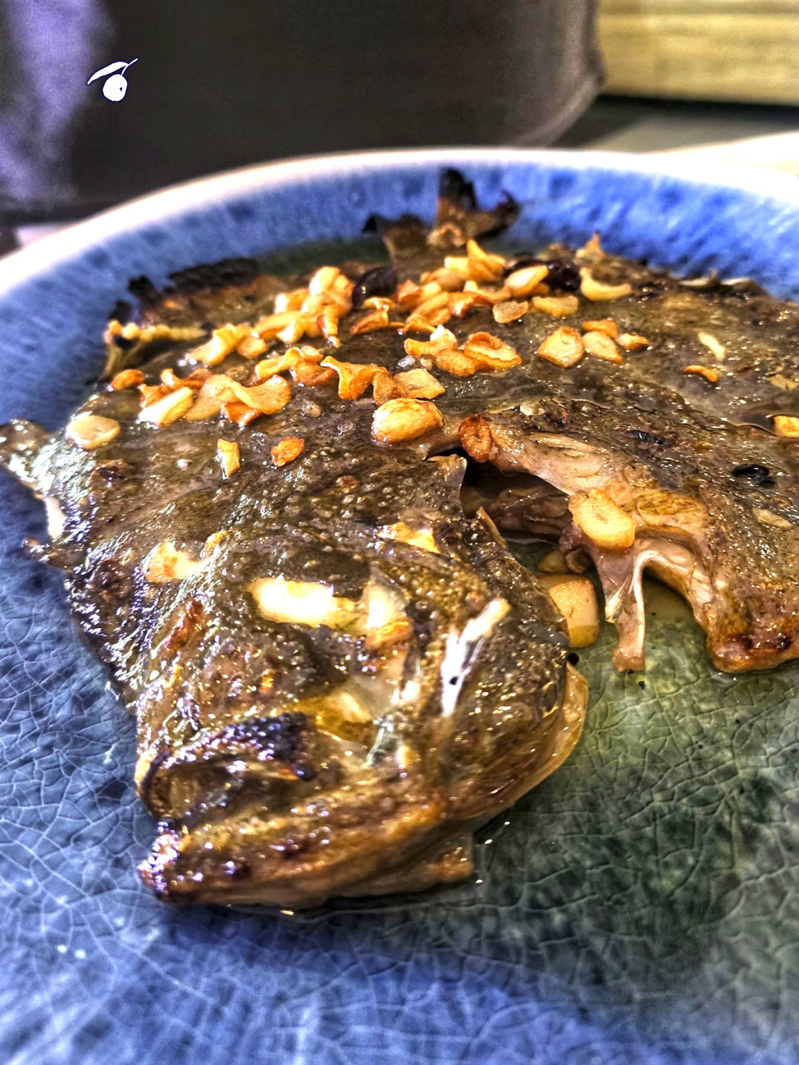 plato de pescado a la plancha  con fritada de ajos