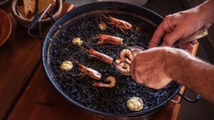 fideuá negra de marisco a punto de ser servida