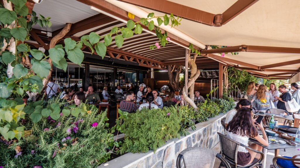 Terraza de Ses oliveres con personas disfrutando de la tarde