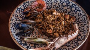 Arroz seco con pescado y marisco de temporada