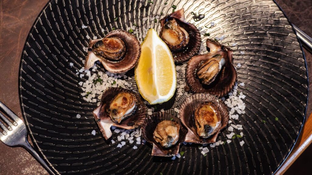 Zamburiñas a la plancha sobre lecho de sal marina gruesa