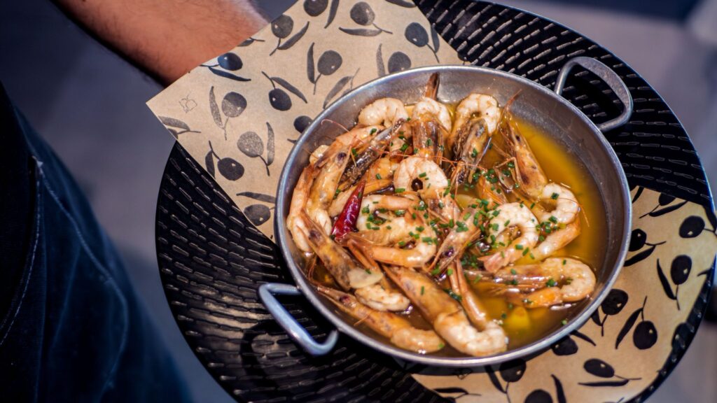 Cazuela de gambas al ajillo espolvoreadas con perejil