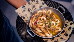 Cazuela de gambas al ajillo espolvoreadas con perejil