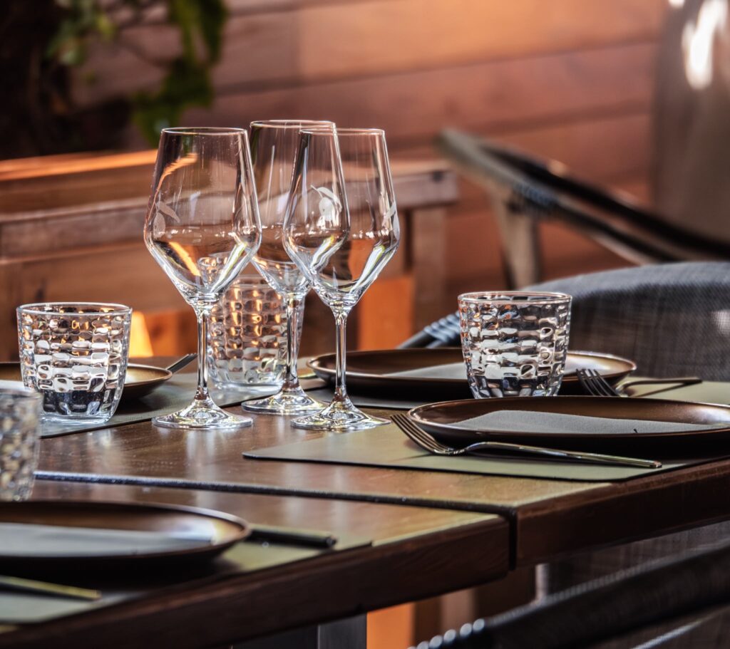 Mesa puesta en el interior del restaurante Ses Oliveres Port de Sóller
