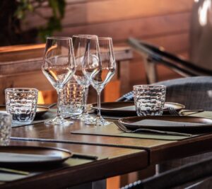 Mesa puesta en el interior del restaurante Ses Oliveres Port de Sóller