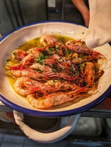 Cazuela de gambas al ajillos con picada de ajo y perejil