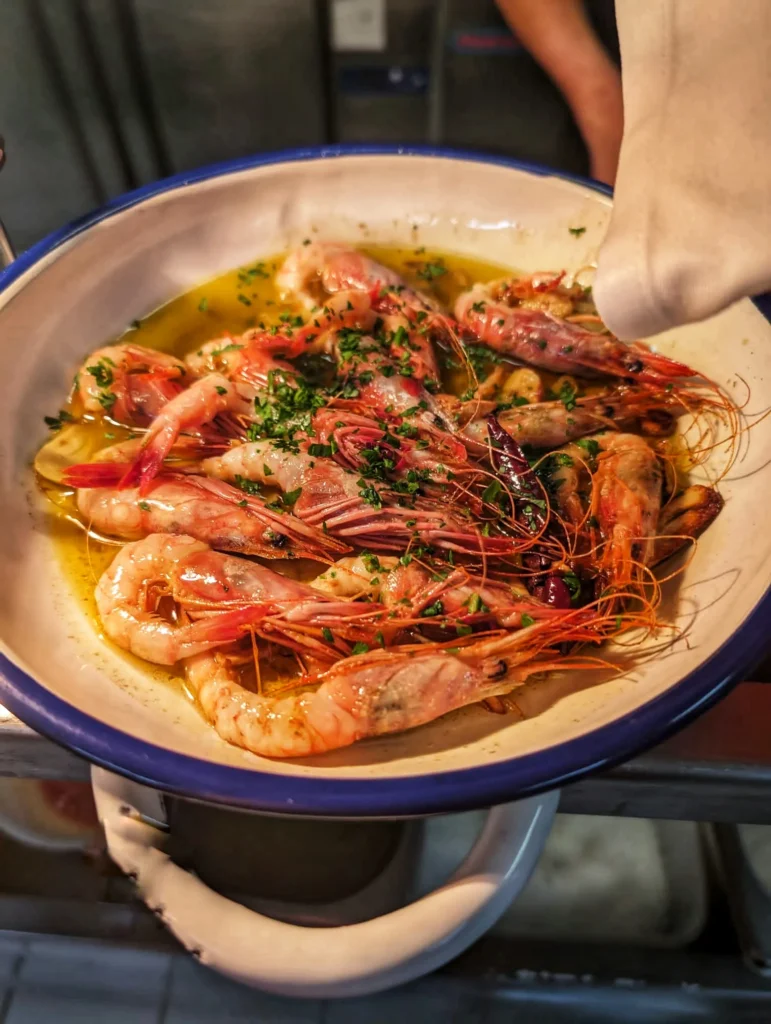 Cazuela de gambas al ajillos con picada de ajo y perejil