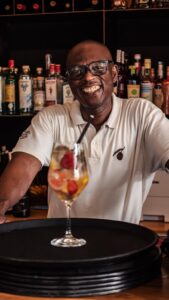 Jimmy es la persona que se encarga de preparar las bebidas en Ses Oliveres