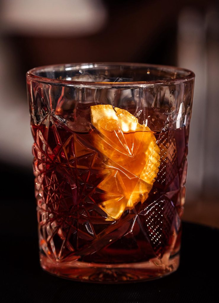 Vaso de vermut con media rodaja de naranja