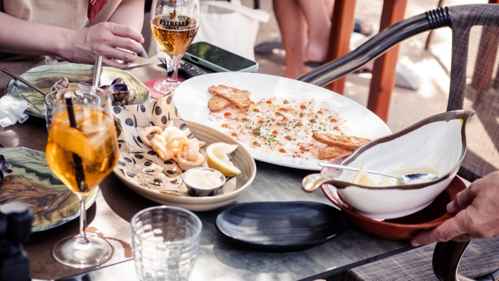 Mesa de restaurante con platos diversos para compartir